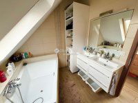 Eladó családi ház, Veszprémben 249.9 M Ft, 7 szobás