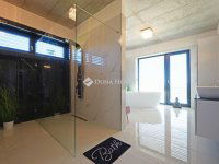 Eladó családi ház, Vácon 349.9 M Ft, 6 szobás