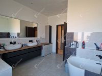 Eladó családi ház, Komáromban 680 M Ft, 7 szobás