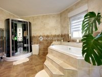 Eladó családi ház, Telkin 399 M Ft, 8 szobás