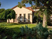 Eladó családi ház, Pécsett 460 M Ft, 8 szobás