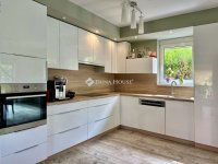 Eladó családi ház, Pécsett 280 M Ft, 9 szobás