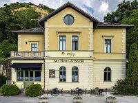 Eladó hotel, Visegrádon, Fő utcában 1595.8 M Ft, 22 szobás