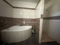 Eladó családi ház, Kesztölcön 129.9 M Ft, 7 szobás