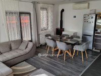 Eladó családi ház, Felsőpakonyban 109.8 M Ft, 6+1 szobás