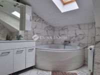 Eladó családi ház, XV. kerületben 199.9 M Ft, 7 szobás