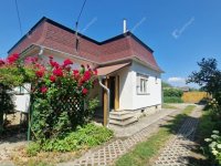 Eladó családi ház, Komáromban 68 M Ft, 3 szobás