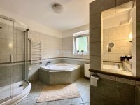 Eladó családi ház, Pécsett 250 M Ft, 9 szobás