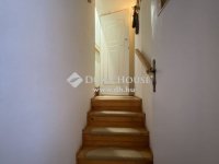 Eladó téglalakás, Veszprémben 79.99 M Ft, 3+3 szobás