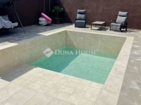 Eladó családi ház, Pécsett 129.9 M Ft, 6 szobás