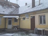 Eladó téglalakás