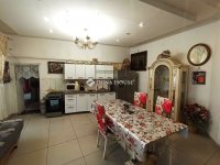 Eladó családi ház, Esztergomban 60 M Ft, 3 szobás