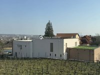 Eladó családi ház, Pécsett 89.9 M Ft, 4 szobás