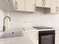 Eladó panellakás, Pécsett 64.9 M Ft, 3 szobás