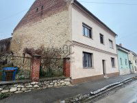 Eladó családi ház, Pécsett 58.5 M Ft, 8 szobás