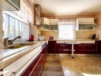 Eladó családi ház, Telkin 399 M Ft, 8 szobás