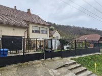 Eladó családi ház, Pécsett 64.99 M Ft, 3 szobás