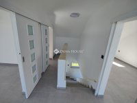 Eladó családi ház, Szigetbecsén 199.9 M Ft, 4 szobás