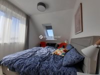 Eladó családi ház, Velencén 450 M Ft, 10 szobás