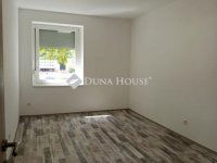 Eladó téglalakás, Komlón 33.9 M Ft, 3 szobás