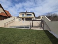 Eladó családi ház, Vácon 295 M Ft, 5 szobás