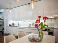 Eladó téglalakás, VI. kerületben 220 M Ft, 4 szobás