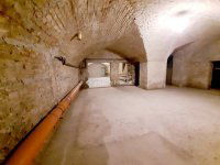 Eladó üzlethelyiség, VI. kerületben 120 M Ft