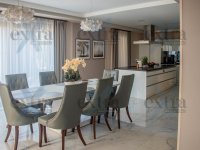 Eladó családi ház, Szegeden 299 M Ft, 7 szobás