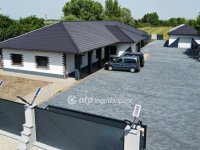 Eladó családi ház, Pápán 180 M Ft, 5+2 szobás