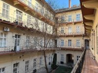 Eladó téglalakás, Budapesten, VI. kerületben 61.9 M Ft, 1 szobás