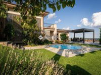 Eladó családi ház, Pécsett 460 M Ft, 8 szobás