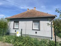 Eladó családi ház, Tasson 35 M Ft, 2 szobás