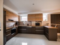 Eladó családi ház, Balatonalmádiban 250 M Ft, 5 szobás