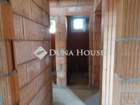 Eladó ikerház, Nagytarcsán 119.9 M Ft, 5 szobás