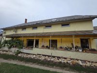 Eladó családi ház, Balatonbogláron 129.9 M Ft, 11 szobás
