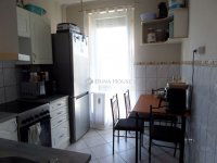 Eladó panellakás, Komlón 24.5 M Ft, 3 szobás