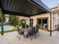 Eladó családi ház, Pécsett 460 M Ft, 8 szobás