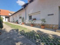 Eladó családi ház, Pécsett 269 M Ft, 12 szobás