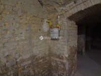 Eladó üzlethelyiség, VI. kerületben 120 M Ft