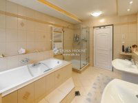 Eladó családi ház, II. kerületben 759.9 M Ft, 10 szobás