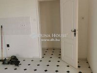 Eladó téglalakás