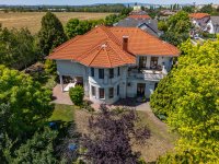 Eladó családi ház, Szigetszentmiklóson 289 M Ft, 9 szobás