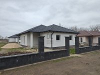 Eladó ikerház, Kiskunlacházán 92.9 M Ft, 4 szobás