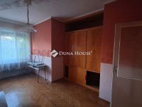 Eladó téglalakás