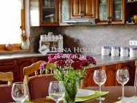 Eladó családi ház, Vácegresen 279.9 M Ft, 6 szobás