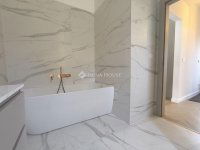 Eladó családi ház, Vácon 159.9 M Ft, 5 szobás