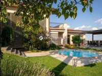 Eladó családi ház, Pécsett 460 M Ft, 8 szobás