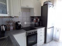 Eladó panellakás, Komlón 24.5 M Ft, 3 szobás