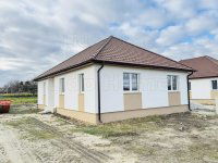 Eladó családi ház, Péren 89.9 M Ft, 4 szobás