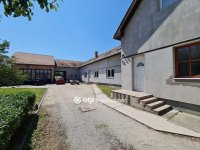 Eladó családi ház, Pápán 129 M Ft, 10 szobás